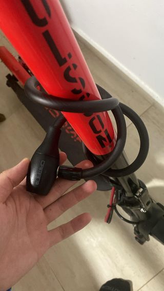 Patinete eléctrico con rueda maciza.