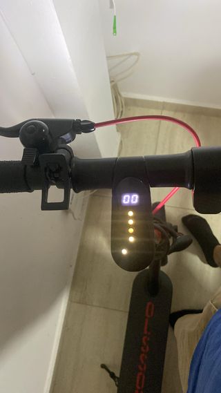 Patinete eléctrico con rueda maciza.