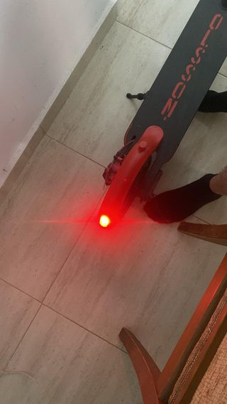 Patinete eléctrico con rueda maciza.
