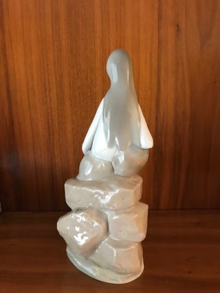 Figura porcelana niña jarrón