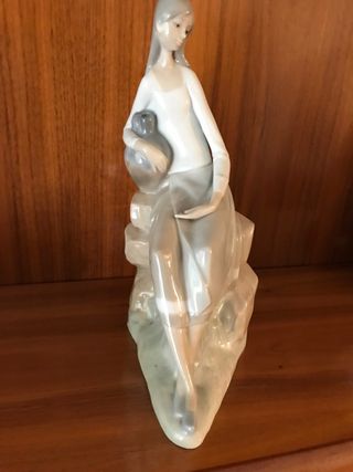 Figura porcelana niña jarrón