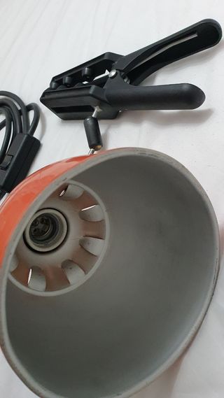 Foco vintage rojo con pinza