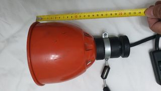 Foco vintage rojo con pinza