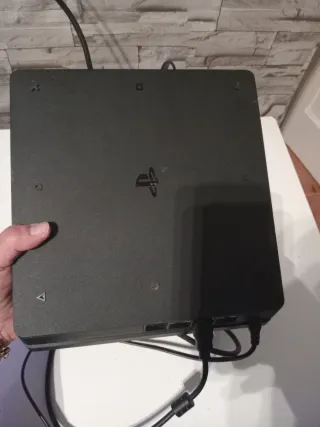 PS4 (PlayStation 4) Slim negra