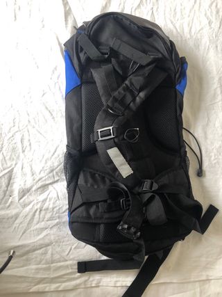 Mochila azul y negra