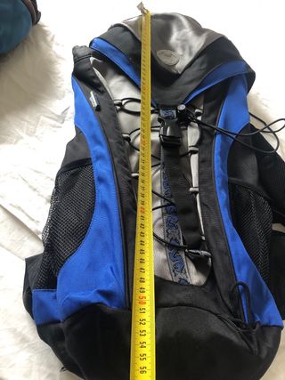 Mochila azul y negra