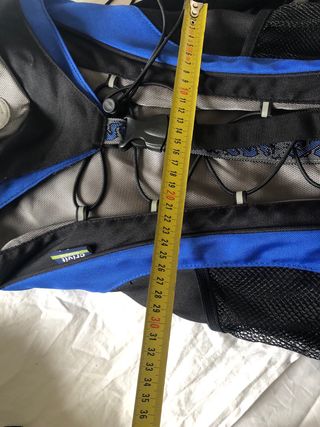 Mochila azul y negra