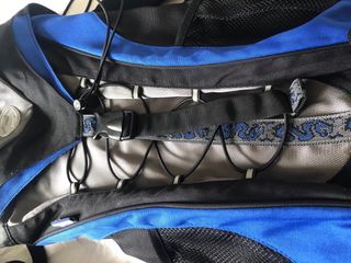 Mochila azul y negra