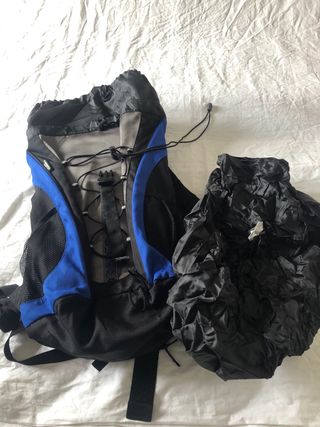 Mochila azul y negra