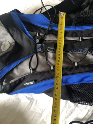 Mochila azul y negra