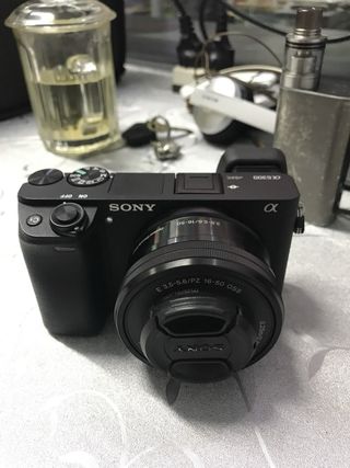 Pacchetto fotocamere Sony α6000 con 2 obiettivi