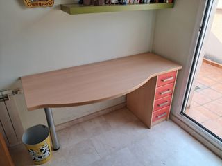 Armario y mesa de habitación  juvenil