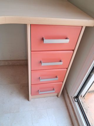 Armario y mesa de habitación  juvenil