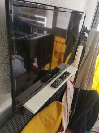 TV 32" negra - soporte pared