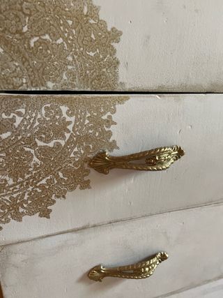 Cajonera vintage blanco-dorado motivo mandala