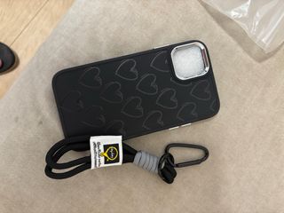 Funda iPhone 11 negra con corazones