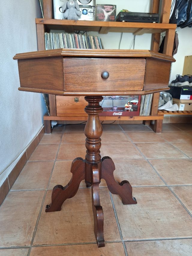 Mesa auxiliar octogonal antigua