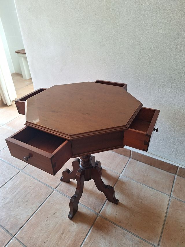 Mesa auxiliar octogonal antigua