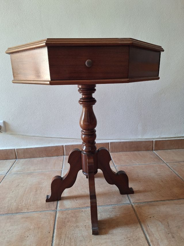 Mesa auxiliar octogonal antigua