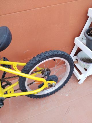 Bicicleta peques16" amarilla más casco de regalo,