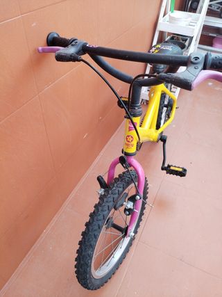 Bicicleta peques16" amarilla más casco de regalo,