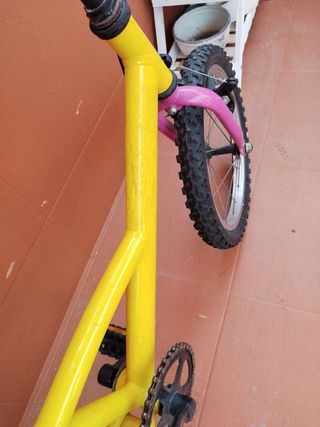 Bicicleta peques16" amarilla más casco de regalo,