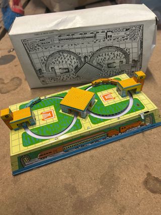Tren de hojalata antiguo