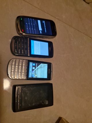 4 vecchi telefoni cellulari Nokia e Sony Ericsson