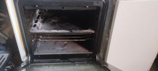 Cocina de gas y eléctrica antigua usada