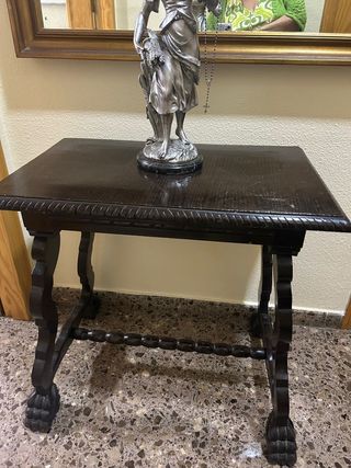 Mesa antigua de madera oscura