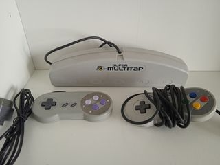 Super Multitap SNES y 2 mandos