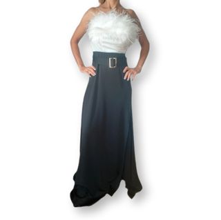 Vestido negro y blanco plumas