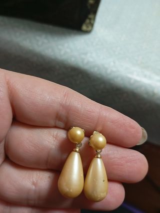 Pendientes vintage dorados beige