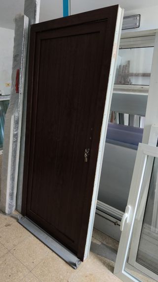 Ventanas G90 monoblock
Puertas panel Sandwich