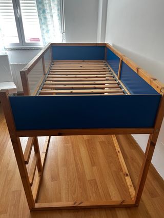 Litera infantil IKEA con tienda. tiene algún defec