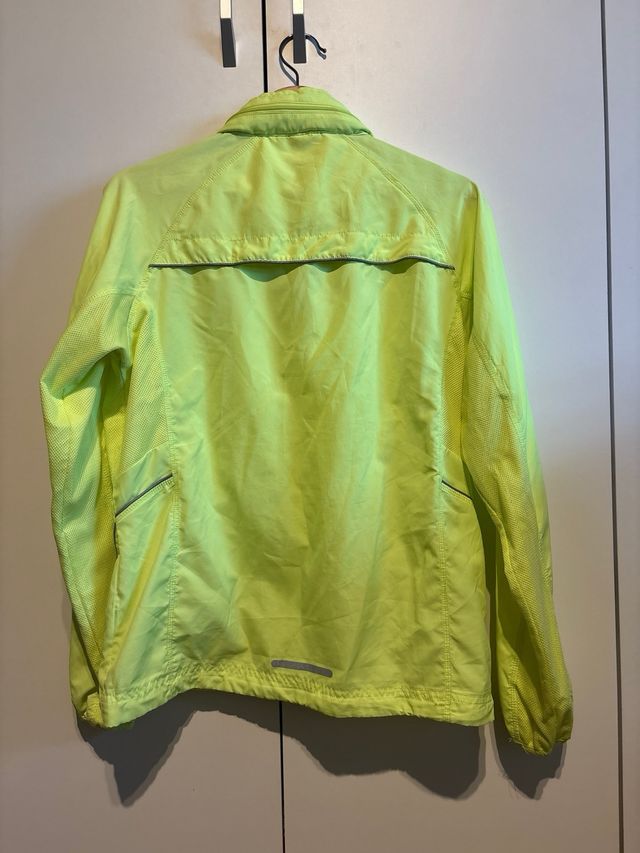 Chaqueta cortavientos amarilla mujer