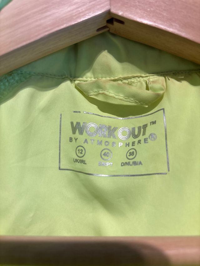 Chaqueta cortavientos amarilla mujer