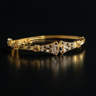 Pulsera rígida con detalle de piedras decorativas