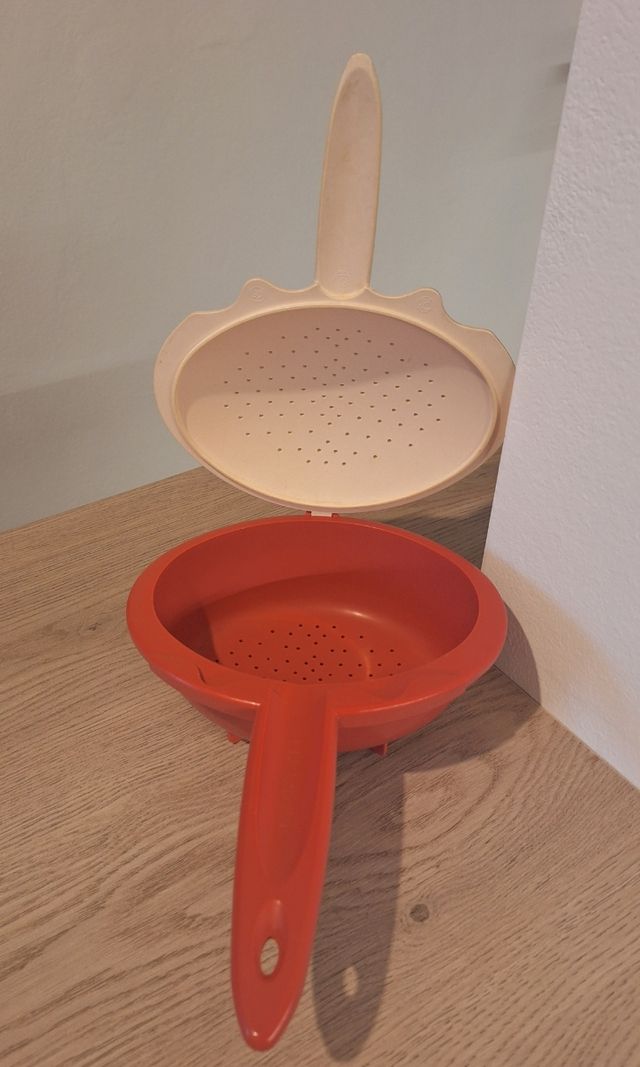 Scolapasta rosso e beige con coperchio