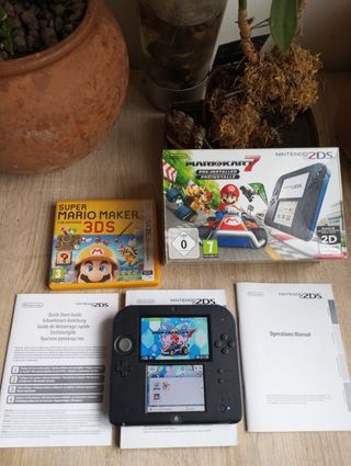 Nintendo 2DS blu e nera + Mario Kart 7