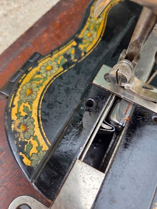 Máquina coser antigua, cuerpo violín margaritas 
