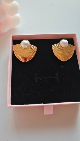 Pendientes dorados con perla