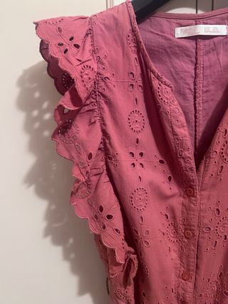 Mono rosa algodón bordado