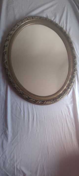Espejo ovalado dorado antiguo