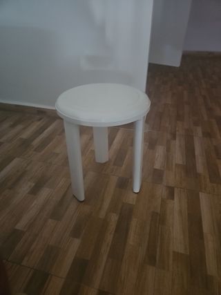 Taburete blanco de plástico