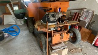 Dumper sin matricular caja basculante hidráulica.