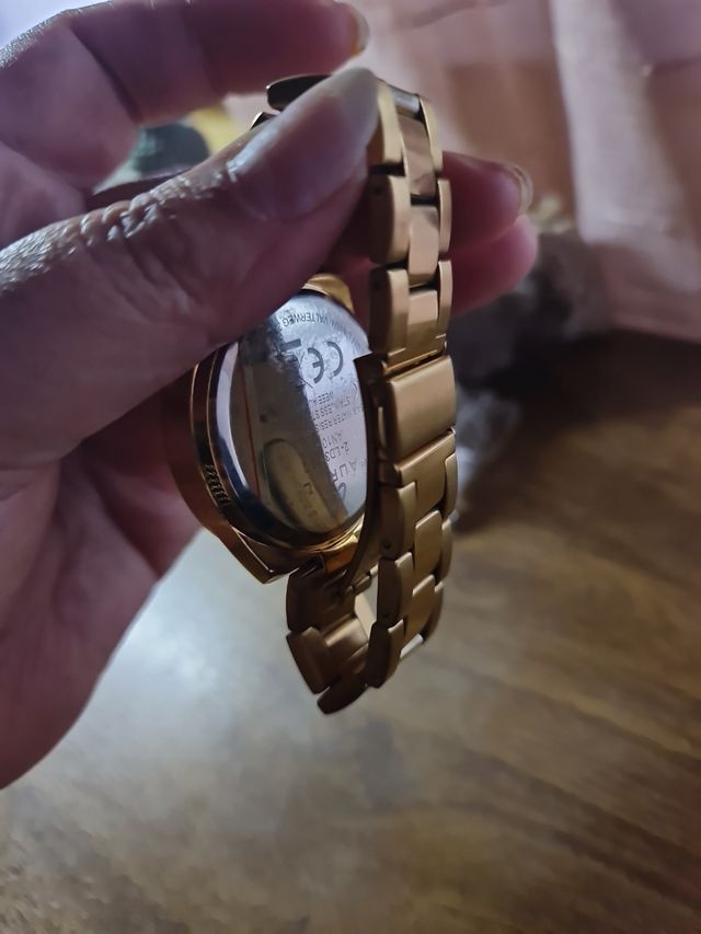 Reloj dorado rosa fucsia