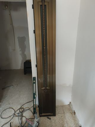 Puerta aluminio dorada - entrada
