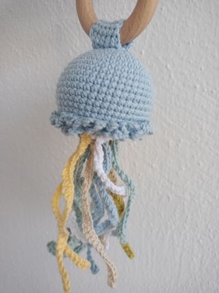 Sonajero tejido bebé-medusa. Nuevo a estrenar