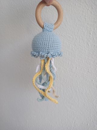 Sonajero tejido bebé-medusa. Nuevo a estrenar